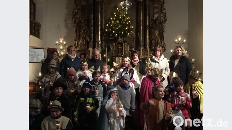 Zum Ende der Andacht mit Krippenspiel stellten sich Pfarrer Hans Riedl und das Familiengottesdienst-Team zum Erinnerungsfoto auf.	Bild: öt