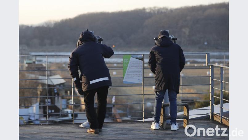Zwei Besucher sehen vom Imjingak Pavillon in Paju (Südkorea) durch Ferngläser zur nordkoreanischen Seite. Beide Länder wollen einen grenzüberschreitenden Kommunikationskanal öffnen. 	Bild: Lee Jin-Man/AP/dpa