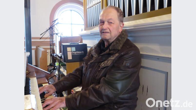 Organist Karl Supguth legt sein Amt nieder. 44 Jahre seien ausreichend, sagt der 81-jährige Tirschenreuther. Am Sonntag wird er von Pfarrer Martin Schlenk offiziell verabschiedet. 	Bild: ubb