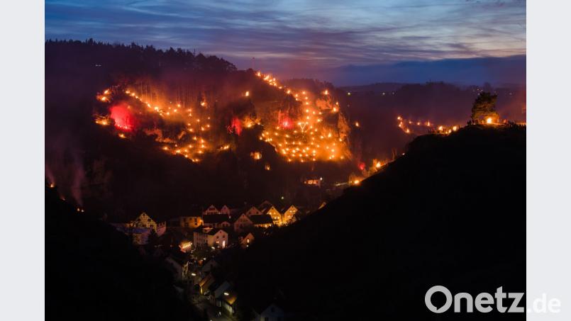 An den Felshängen der Stadt Pottenstein (Kreis Bayreuth) brennen am 06.01.2018 hunderte Bergfeuer. Grund ist das katholische Fest der Ewigen Anbetung. Zehntausende Schaulustige kommen deshalb jedes Jahr am Dreikönigstag in die Kleinstadt in der Fränkischen Schweiz. Nicolas Armer/dpa