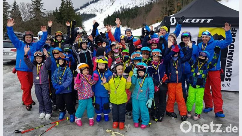 Nach vier Kurstagen am Großen Arber freuen sich Ski-Schüler und Trainer über den gelungenen Abschluss mit einem Rennen.	Bild: exb