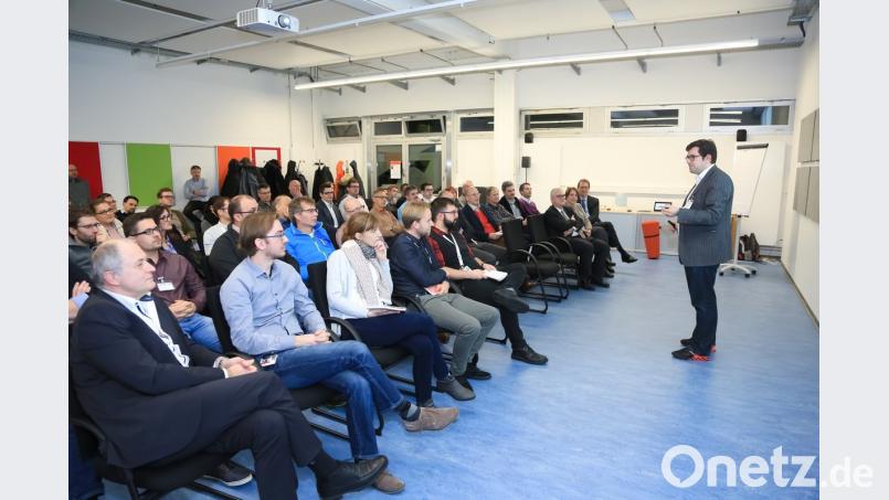 Bei den Siemens Healthinieers in Kemnath sprach Dominik Bösl über die &quot;Zukunft der Robotik im Zeitalter der Digitalisierung&quot;. 100 geladene Vertreter aus Wirtschaft, Forschung, Politik, Schulen und Hochschulen verfolgten gespannt den  Vortrag.

	Bild: hwk