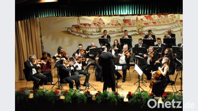 Schwungvolle Musik aus Österreich und Ungarn spielte das von Antal Barnás dirigierte Orchester.	Bild: exb