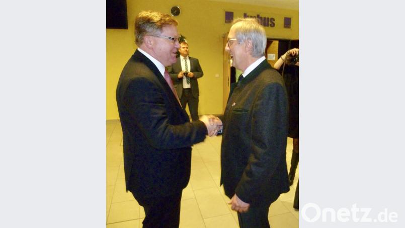 Ambergs OB Michael Cerny (links) und Bürgermeister Franz Mädler geben sich beim Neujahrsempfang zuversichtlich, was die baldige Realisierung des interkommunalen Gewerbegebiets anbelangt.
