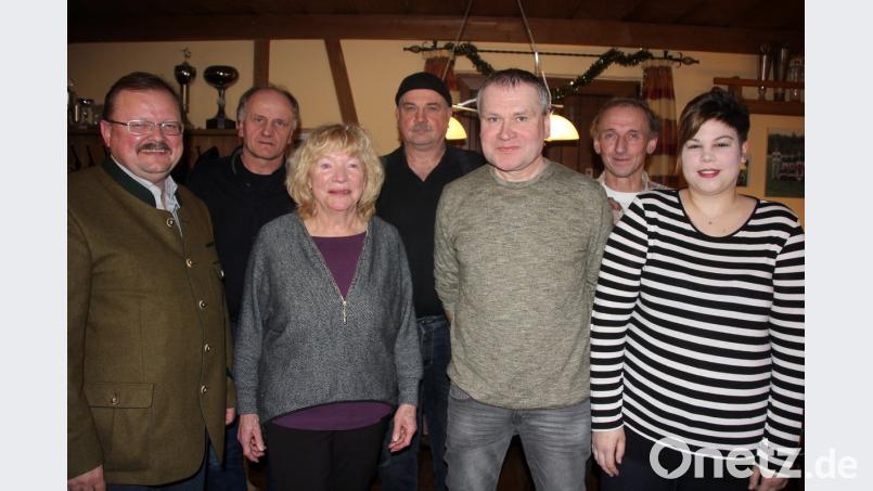 Bürgermeister Alfred Stier (von links) gratulierte dem Vorstandsteam mit Helmut Thanner, Renate Brunner, Siegmund Mages, Vorsitzendem Markus Fichtner, Thomas Haubner und Anja Mages zur Wahl. 	Bilder: kro (2)