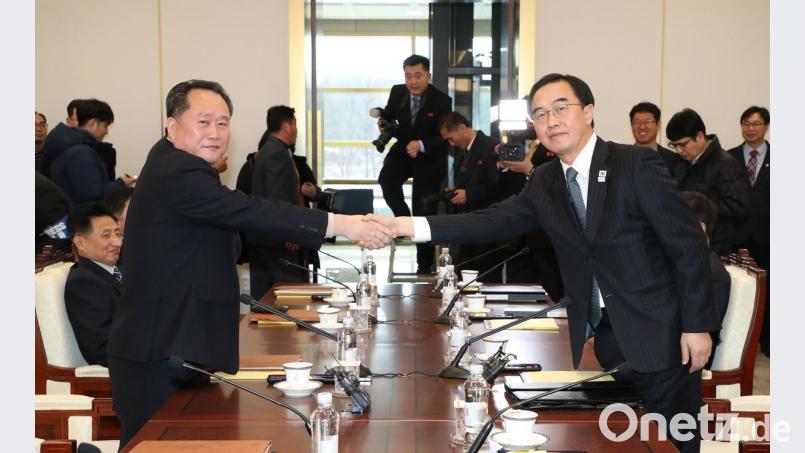 Der südkoreanische Vereinigungsminister und Delegationsleiter Cho Myoung Gyon (rechts) und sein nordkoreanischer Amtskollege Ri Son Gwon reichen sich in Panmunjom die Hand. 	Bild: YNA/dpa