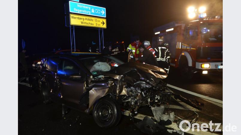 Der Polo blieb total demoliert liegen. Drei Insassen wurden mittelschwer verletzt und ein Kind kam mit dem Schrecken davon, genauso wie der Hund, der mit im Fahrzeug saß. Elisabeth Dobmayer