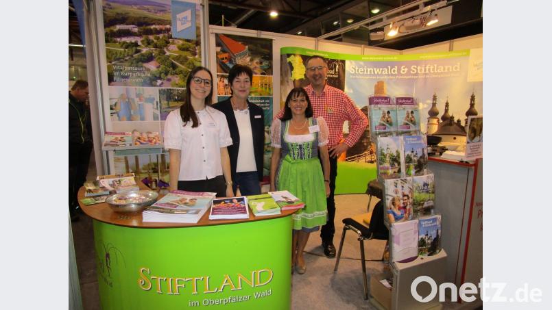Das Team am Steinwald-Stiftland-Stand in Chemnitz: (von links) Nina Lang (Steinwald-Allianz), Ursa Pilz (Stadt Waldsassen), Gerlinde Reisenecker (Sibyllenbad) und Alfons Schnurrer (Fremdenverkehrsverein Neualbenreuth). 	Bild: njn