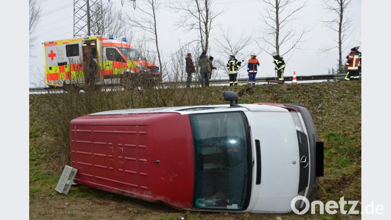 Eine Bäckereiverkäuferin landete mit ihrem Wagen auf der Kreisstraße NEW 50, kurz nach Braunetsrieth, im Straßengraben.