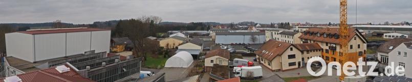 Mehr Platz für die Tuchfabrik Mehler. Das Gebäude, in dem bisher das Arbeitsamt war (rechts im Bild mit roten Dächern), ist jetzt im Besitz der Tuchfabrik und wird bis auf Weiteres vermietet. Links dahinter das Gebäude der Kewog, die hier bis zum Neubau bleibt. Der rechte Teil des Bildes zeigt das ehemalige Hamm-Gelände, das im Besitz der Stadt ist. Hinter dem großen weißen Gebäude am linken Bildrand, reicht es fast bis hinunter zur Waldnaab.	Bilder: tr (2)
