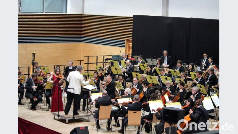 Die Nürnberger Symphoniker unter der Leitung von Christian Reuter überzeugten in der Sportarena Speichersdorf - auch dank der Leistungen von Solo-Geigerin Tetyana Gapeyava (stehend) und Conférencier Volker Heißmann.