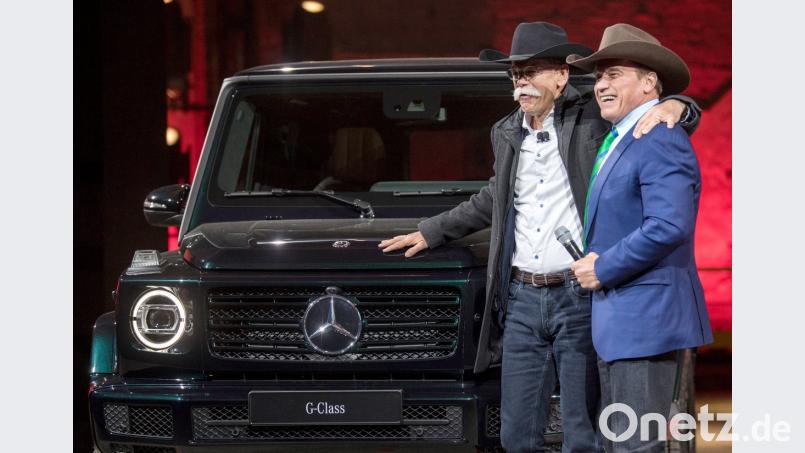 Der Mercedes-Vorstandsvorsitzende Dieter Zetsche (links) präsentiert gemeinsam mit Arnold Schwarzenegger die neue G-Klasse - stilecht mit Cowboyhüten.	Bild: Boris Roessler/dpa
