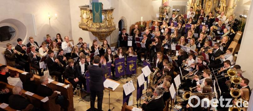 Ein beeindruckendes Bild: 100 Bläser des Bezirksposaunenchors des Dekanats Weiden musizieren im Altarraum der Kirche St. Johannes Baptista.	Bild: le
