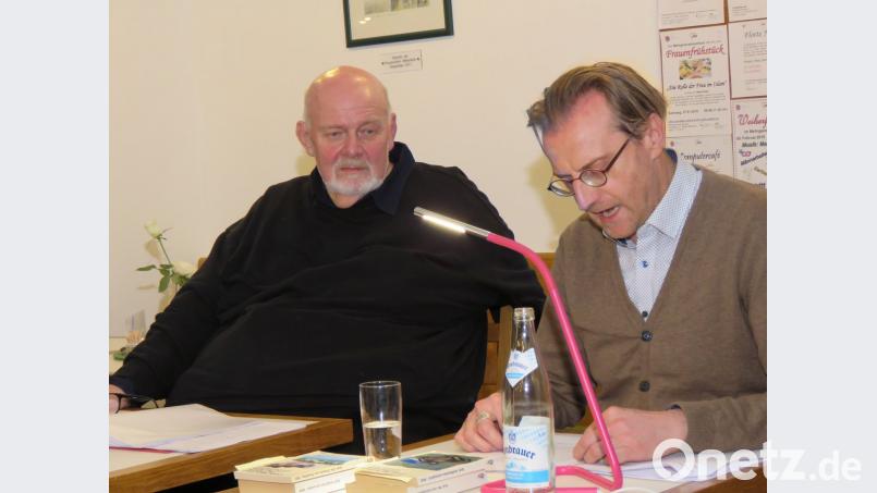 Das gefiel den Zuhörern: Mit viel Liebe zum Detail und voller Leidenschaft stellten Hans Günther Lauth (links) und Berthold Kellner den Schriftsteller Oskar Maria Graf vor.	Bild: ubb
