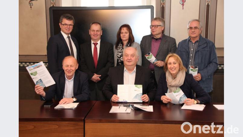 Im Rathaus, bei Bürgermeister Martin Birner (hinten, links) stellten die Akademie-Verantwortlichen (vorne, von links) Peter Deml, Josef Schönhammer, Charlotte von Schelling sowie (hinten, von rechts) Jonas Keilhammer, Hans Fischer, Rosa Schafbauer und Hans Herl das Jahresprogramm vor.	Bilder: Mardanow (2)