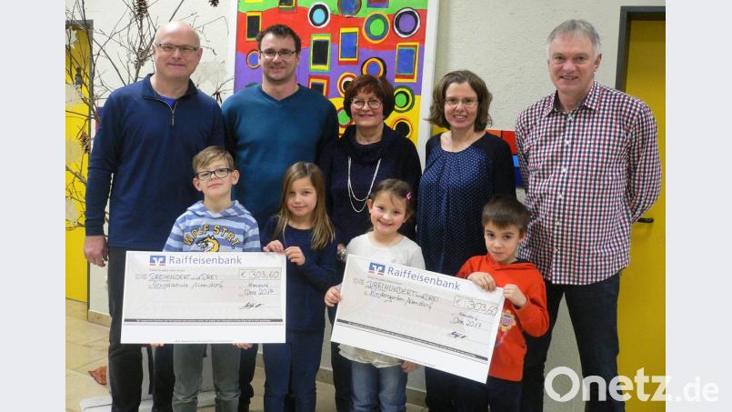 Aus dem Reinerlös der &quot;Sau-am-Spieß-Aktion&quot; am Weihnachtsmarkt erhielten der Kindergarten St. Andreas und die Grundschule Altendorf jeweils eine Spende von 303,60 Euro.	Bild: haa