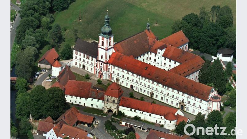 Das Kloster Michelfeld aus der Luft. Die Regens-Wagner-Stiftung betreut hier seit über 130 Jahren Menschen mit Behinderung. Das Kloster steht unter Denkmalschutz, was die geplante Generalsanierung so teuer macht, dass bis zur Kabinettssitzung in Amberg unklar war, ob sie überhaupt in Angriff genommen werden kann. 	Bild: exb