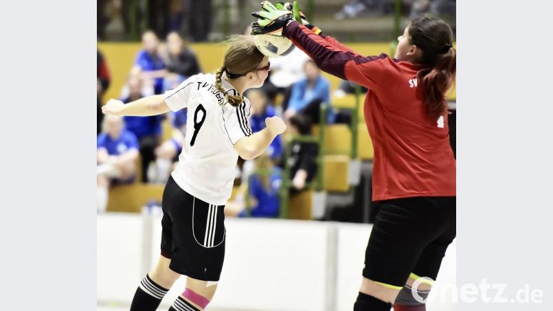 Die Torhüterin des SV Lauterhofen ist einen Tick früher am Ball als die köpfende Spielerin der JFG Mittlere Vils. Die Kümmersbruckerinnen belegten hinter Turniersieger SV Stauf und dem SV Kulmain Platz drei beim Hallencup des TuS Rosenberg.	Bild: Ziegler