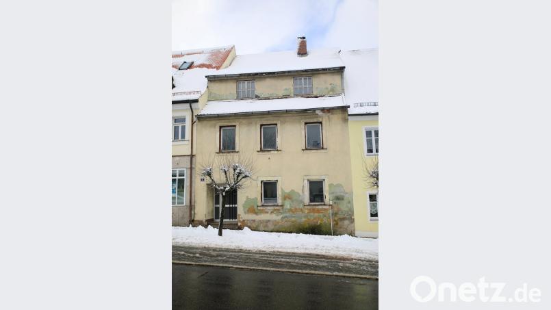 Das seit Jahren leerstehende Haus am Unteren Markt wird nun von privater Hand saniert.	Bild: njn