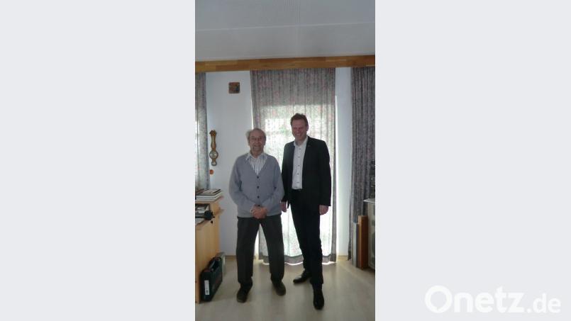 Bürgermeister Alwin Märkl (rechts) gratuliert dem Jubilar Johann Richthammer. 	Bild: gef