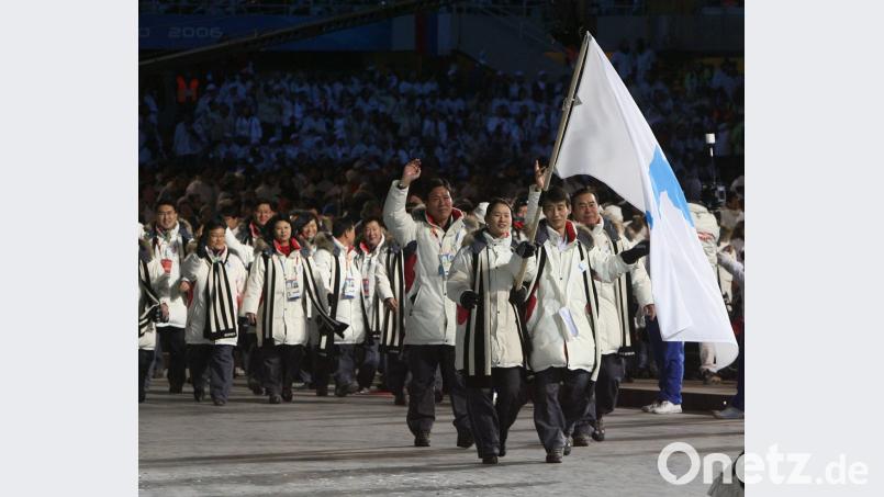 Die Mannschaften von Süd- und Nordkorea liefen schon bei der Eröffnungsfeier der Olympischen Spiele 2006 Turin mit den Fahnenträgern Südkoreas Eisschnellläuferin Bora Lee (Mitte) und Nordkoreas Eiskunstläufer Jong-In Han (rechts) mit einer &quot;Flagge der koreanischen Halbinsel&quot; ein. 

	Bild: Sergey Chirikov/dpa