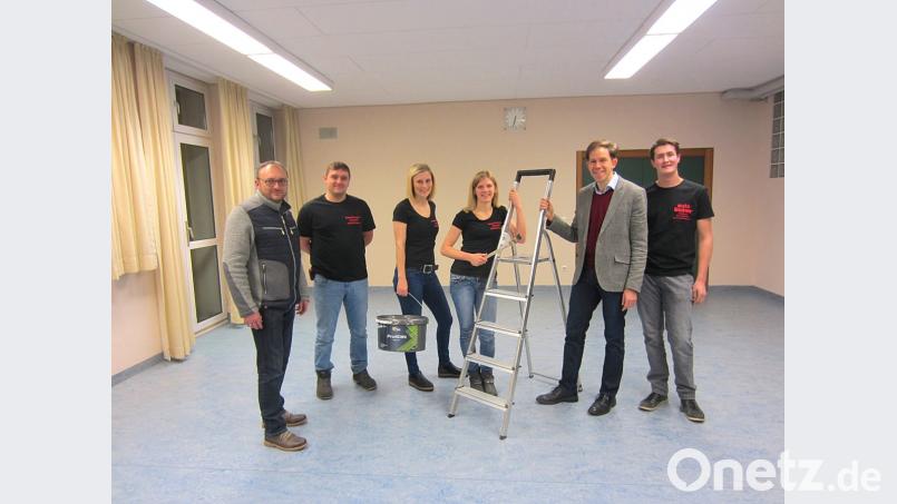 Zweiter Bürgermeister Markus Bauriedl (links) dankte zusammen mit Schulleiter Lothar Drachsler (Zweiter von rechts) für die Eigeninitiative des Faschingsvereins.     Bild: fjo