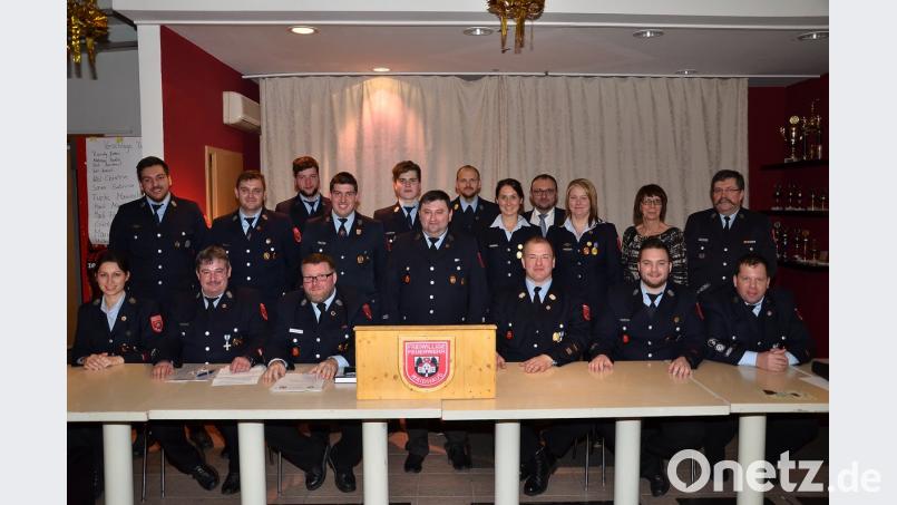 Vera Stahl, Albrecht Müller, Sandro Hochwart, Markus Schwarz, Dominik Zintl und Michael Eschenbecher (vorne, von links) bilden den neuen Vorstand der Waidhauser Feuerwehr.	Bild: fjo