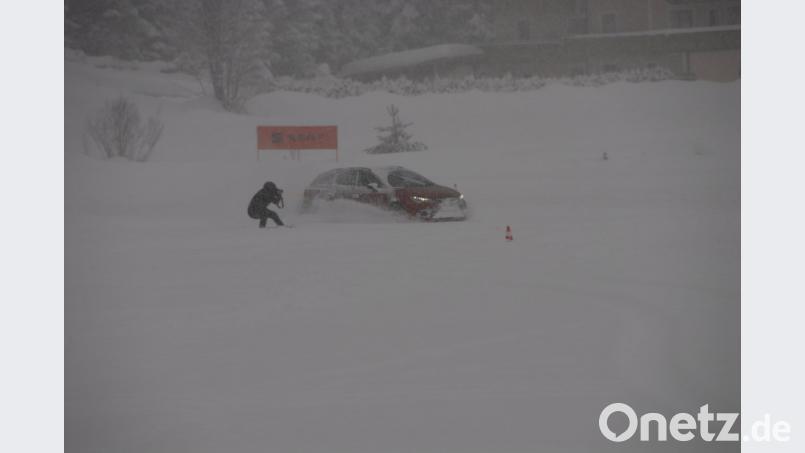 Und wenn du glaubst es geht nicht mehr, kommt irgendwo ein Cupra her: Allrad-Gaudi auf Schnee und Eis mit Seat.	Bilder: Ascherl (2)