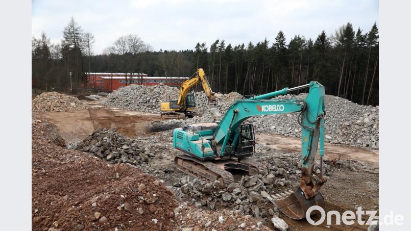 Mehrere Hallen und Gebäude aus den Zeiten des Bundesgrenzschutzes liegen derzeit in Trümmern: Der Bund macht den Standort altlastenfrei, bevor die Übergabe an den Freistaat erfolgt. Bayern kann dann voraussichtlich an dieser Stelle ein neues polizeiliches Trainingszentrum bauen.	Bild: Götz