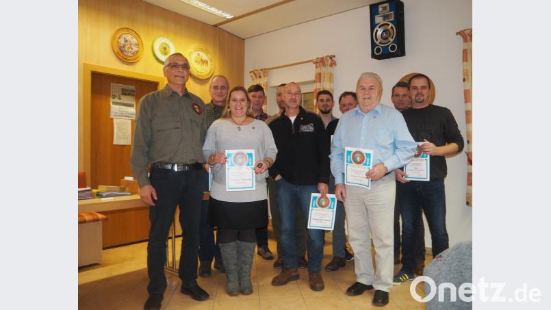Die Geehrten des Fischereivereins mit Vorsitzendem Josef Deml (links). Unter anderem wurde mit der goldenen Vereinsnadel Eduard Döberl (rechts vorne) ausgezeichnet. 	Bild: pop