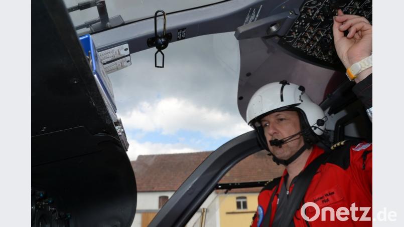Pilot Jochen Huber in seinem Element: am Steuer des &quot;Christoph 80&quot;. Am Dienstag hatte er einen, laut DRF ebenfalls erfahrenen Kollegen, in den Typ EC 135 einweisen sollen. 	Bild: Baumgärtner