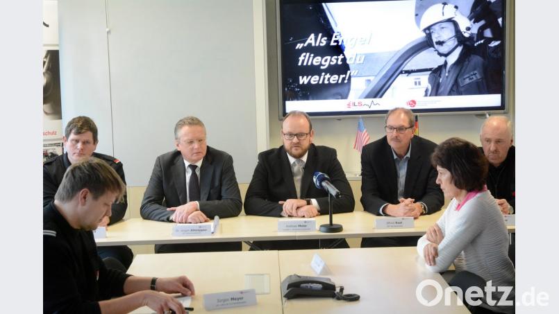 Aufgrund der zahlreichen Medienanfragen entscheiden sich die Verantwortlichen am Mittwochnachmittag für eine Pressekonferenz. Aus ihrer Bestürzung machen Kollegen und Vorgesetzte keinen Hehl: (von links) stellvertretender ILS-Leiter Jürgen Meyer (vorne), Robert Schmid (zuständig für die Rettungsassistenten der Crew), Dr. Jürgen Altmeppen, Landrat Andreas Meier, Alfred Rast, ILS-Chef Herbert Putzer und Dr. Gudrun Graf (vorne).	Bild: Schönberger
