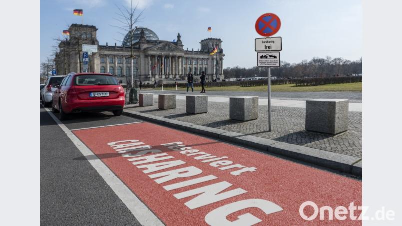 Die Idee von Carsharing ist zwar dezentral angelegt, doch der Großteil der Anbieter ist in einem Bundesverband organisiert. Im Bild ein Beispiel, wie der Parkplatz für ein Carsharing-Fahrzeug vor dem Bundestag in Berlin aussieht. 	Bild: Bundesverband Carsharing