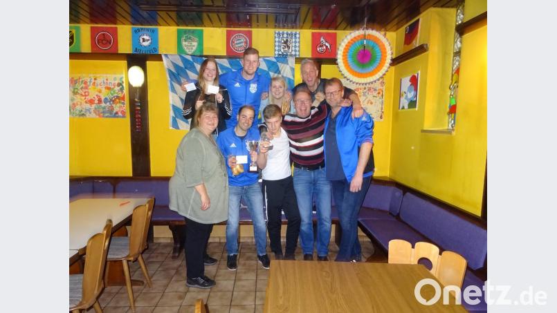 Bei der Siegerehrung freuen sich (hinten, von links) Nadja Heinl und Peter Engelhardt (Siegerteam), Organisatorin Nicole Wagner, TuS-Spartenleiter Jürgen Drahota; (vorne, von links) Schirmherrin Dagmar Kohl, Rene Kutschenreiter (Siegerteam), Alexander Bittner (Torschützenkönig), Manfred Seitz (Siegerteam), Frank Kokott (Organisator und bester Torwart).	Bild: kok