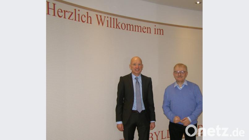 Kewog-Chef Bernd Büsching und Hotel-Geschäftsführer Ernst Schöppl im Foyer des Appartementhotels, vor der Wand mit Willkommensgruß. 	Bild: pz