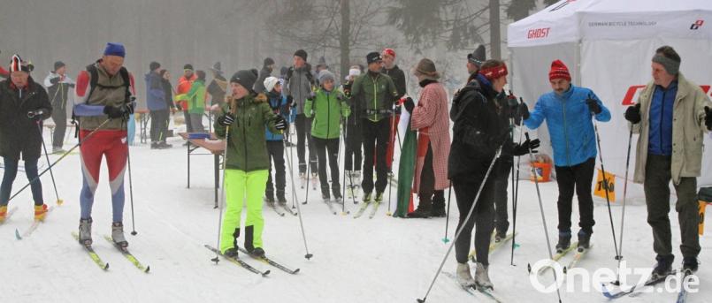 Nicht immer herrscht Hochbetrieb am Kreuzstein. Immer wieder kommt am Sonntag aber &quot;ein ganzer Schwung&quot; Skilangläufer vorbei.	 Bilder: nm (3)