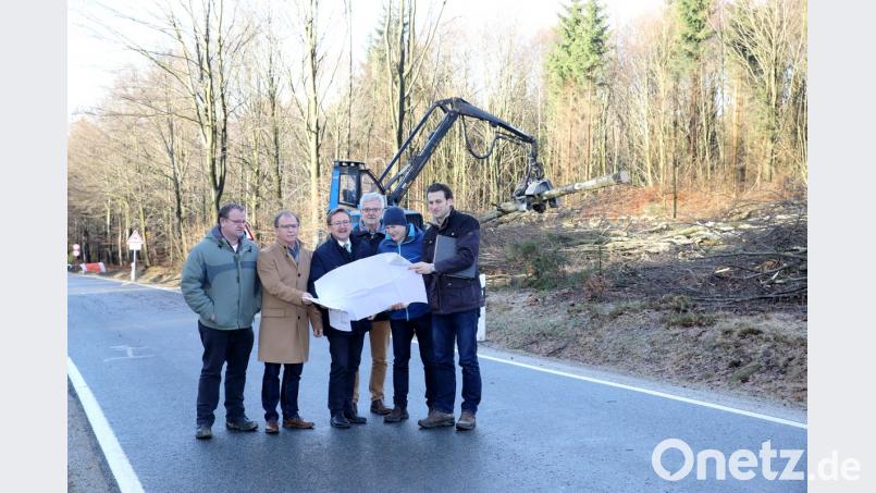 Am Hessenreuther Berg haben die Arbeiten begonnen. Darüber freuen sich (von links) Straßenmeister Thomas Ermer, die Bürgermeister Werner Walberer (Pressath) und Hans Donko (Erbendorf), technischer Angestellter Hans Gürtler, Baudirektor Gerhard Kederer sowie Baurat Frank Viehmann.	 Bild: njn