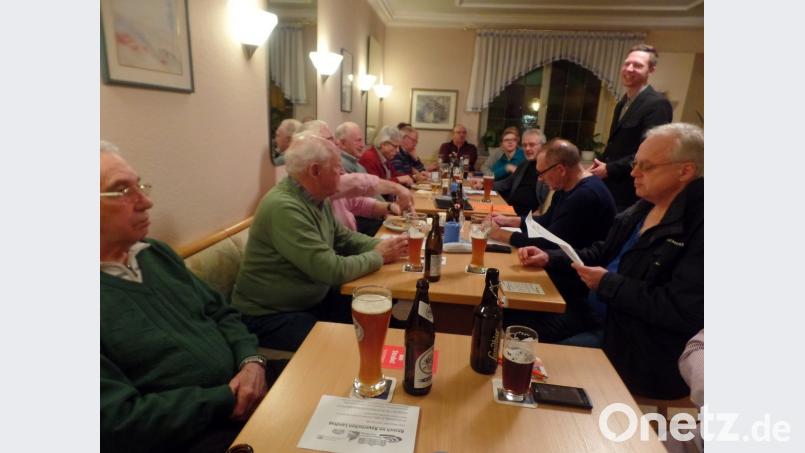 Die Monatsversammlung der Freien Wähler in &quot;Gerda&#039;s Gaststube&quot; bot dem Direktkandidaten der &quot;Freien&quot; um ein Landtagsmandat, Florian Wiedemann (stehend), Gelegenheit, sich und seine Ziele vorzustellen. 	Bild: br