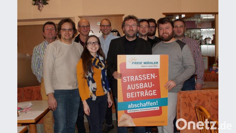 Die Freien Wähler Kemnath um Vorsitzenden Hermann Schraml (vorne, Zweiter von rechts) sammeln am Samstag Stimmen für ein Volksbegehren.

	Bild: kaz