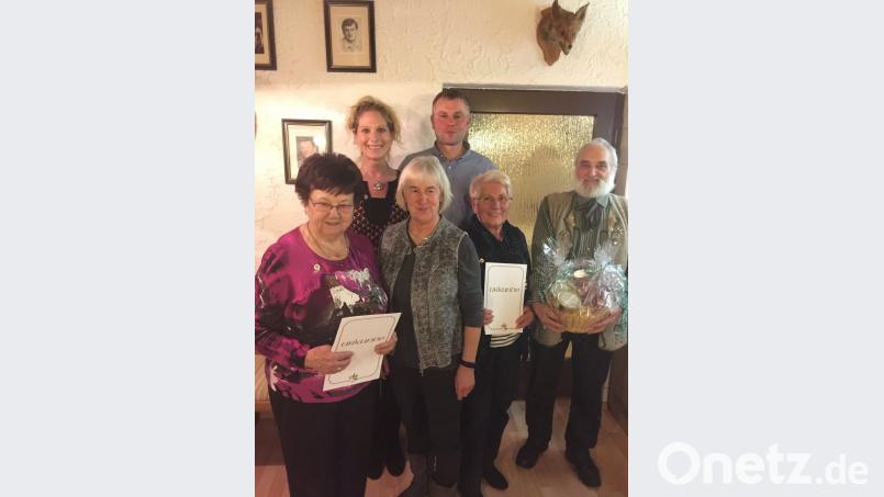 Ehrungen standen bei den Mitterteicher Naturfreunden an. Im Bild (von links) Anneliese Pelz, Barbara Lugert, Stadträtin Angelika Müller, Vorsitzender Tobias Markovsky, Betty Lenk und Reinhold Scheuch.	Bild: exb