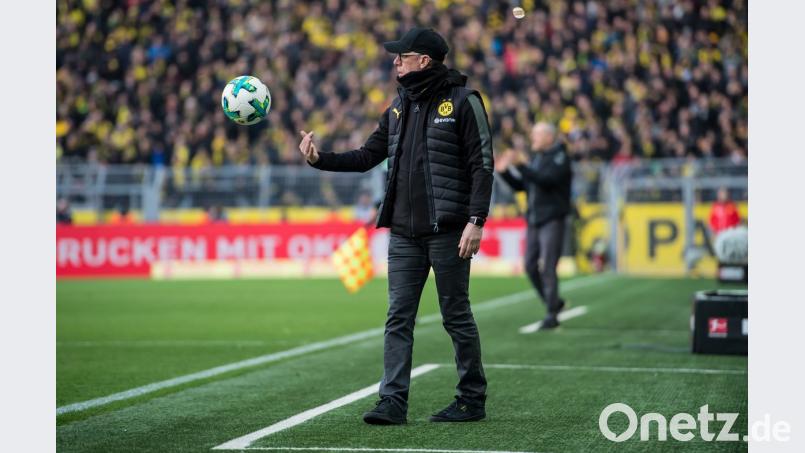 Peter Stöger kehrt am Freitag mit seinem neuen Klub an seine alte Wirkungsstätte zurück. Die Vereinsfarben des BVB werden für die Kölner Fans noch ungewohnt sein. 

	Bild: Guido Kirchner/dpa