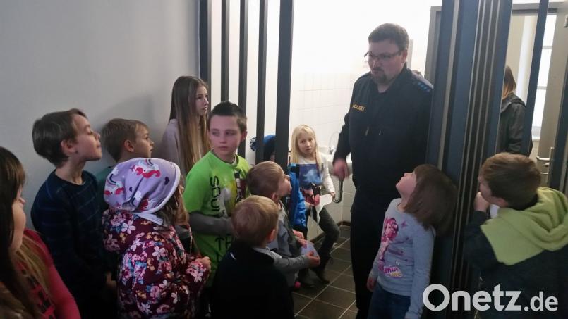 Polizeihauptmeister Carsten Landgraf führte die Buben und Mädchen der Kinderfeuerwehren Kemnath und Kötzersdorf durch die Kemnather Polizeiinspektion. Dabei gab es auch einen Einblick, wie es hinter Gittern so aussieht. 	Bild: mde