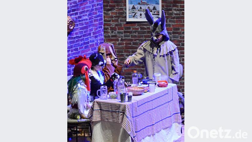 In der Räuberhütte ist der Tisch reichlich gedeckt für die vier Freunde, die in Bremen Stadtmusikanten werden wollten. Bild: Kunz