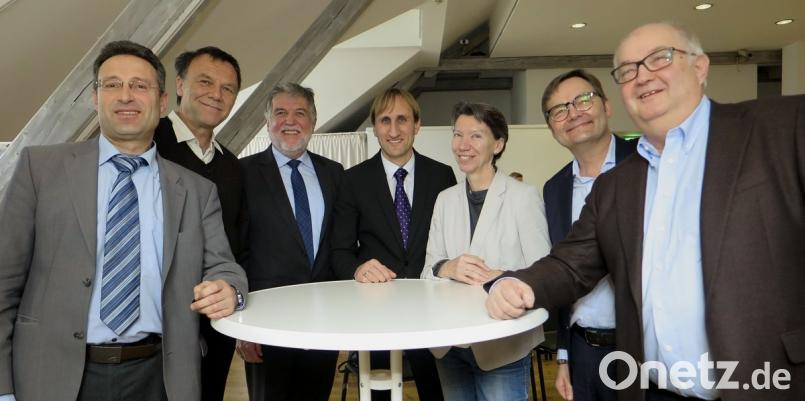 Bei der Auftaktveranstaltung zur Reihe &quot;Energiewende&quot; sprachen Josef Hochhuber,  Peter Poschlod, Präsident Jakob Opperer, Michael Sterner, Ruth Freitag, Vorstandsvorsitzender Reimund Gotzel und Akademie-Vorsitzender Josef Schönhammer (von links). 	Bild: Hirsch