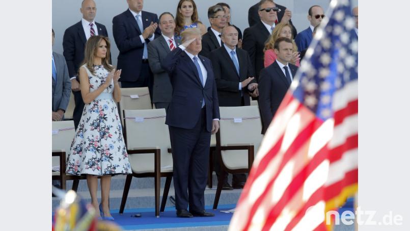 US-Präsident Donald Trump (Mitte) und der französische Präsident Emmanuel Macron (rechts) am 14. Juli 2017 bei der Parade anlässlich Frankreichs Nationalfeiertag auf dem Champs Elysees.	Archivbild: Michel Euler/dpa