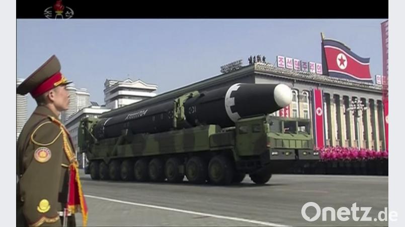 Das Standbild aus einem Video, herausgegeben von staatlichen Stellen in Nordkorea, zeigt die Militärparade in Pjöngjang.	Bild KRT/dpa