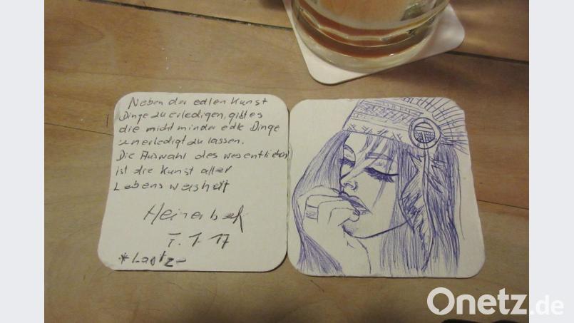 Wie ein Gästebuch auf Bierdeckeln und Servietten präsentieren sich Verse und Zeichnungen aus der Blechdose in der &quot;Gloser&quot;-Stube. 	Bilder: ui (2)