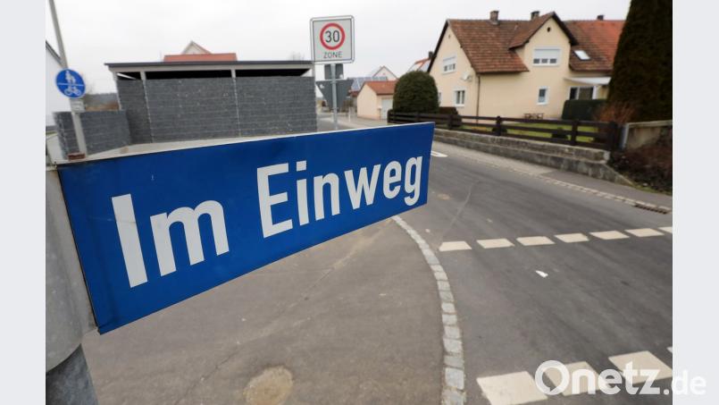 Hier geht es rein ins  Neubaugebiet &quot;Im Einweg&quot;. Oder doch nicht? Die Planer sollen nun überprüfen, ob es auch eine mögliche Anbindung via Kreisstraße AS 2 gäbe.	Bild: Wolfgang Steinbacher