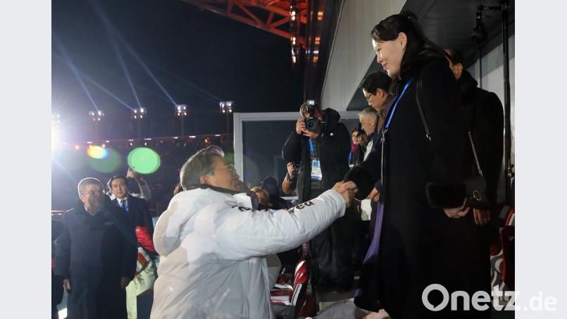 Handschlag bei Eröffnung der Spiele: Südkoreas Präsident Moon Jae In (links) und Kim Yo Jong, Schwester des nordkoreanischen Machthabers Kim Jong Un.	Bild: YNA/dpa