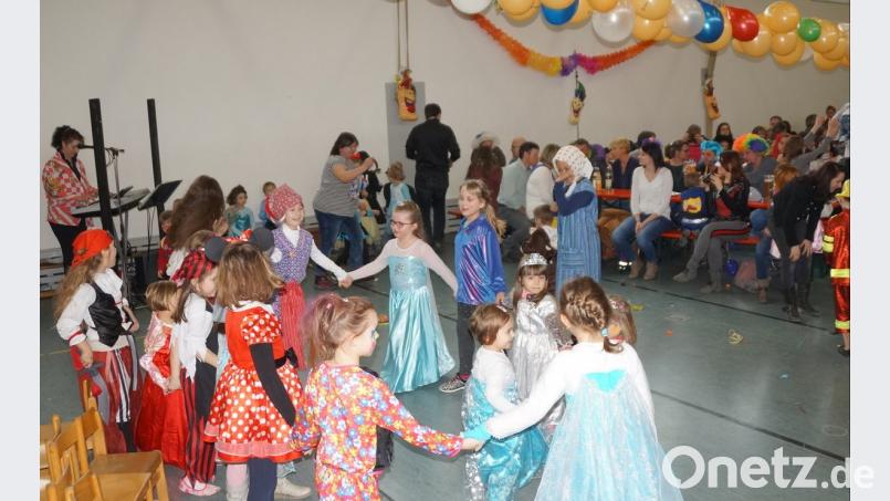 Mit Musik von der &quot;Lustigen Andrea&quot; (links), bunter Dekoration, Auftritten der Garde &quot;Grün-Weiß&quot; und vielen Spielen war für die jungen Maschkerer beim Kinderfasching viel geboten.	Bild: weu